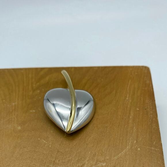 Vintage Monet heart brooch Vintage Signed Monet Gold & Silver Heart Shaped Pin - Picture 5 of 5